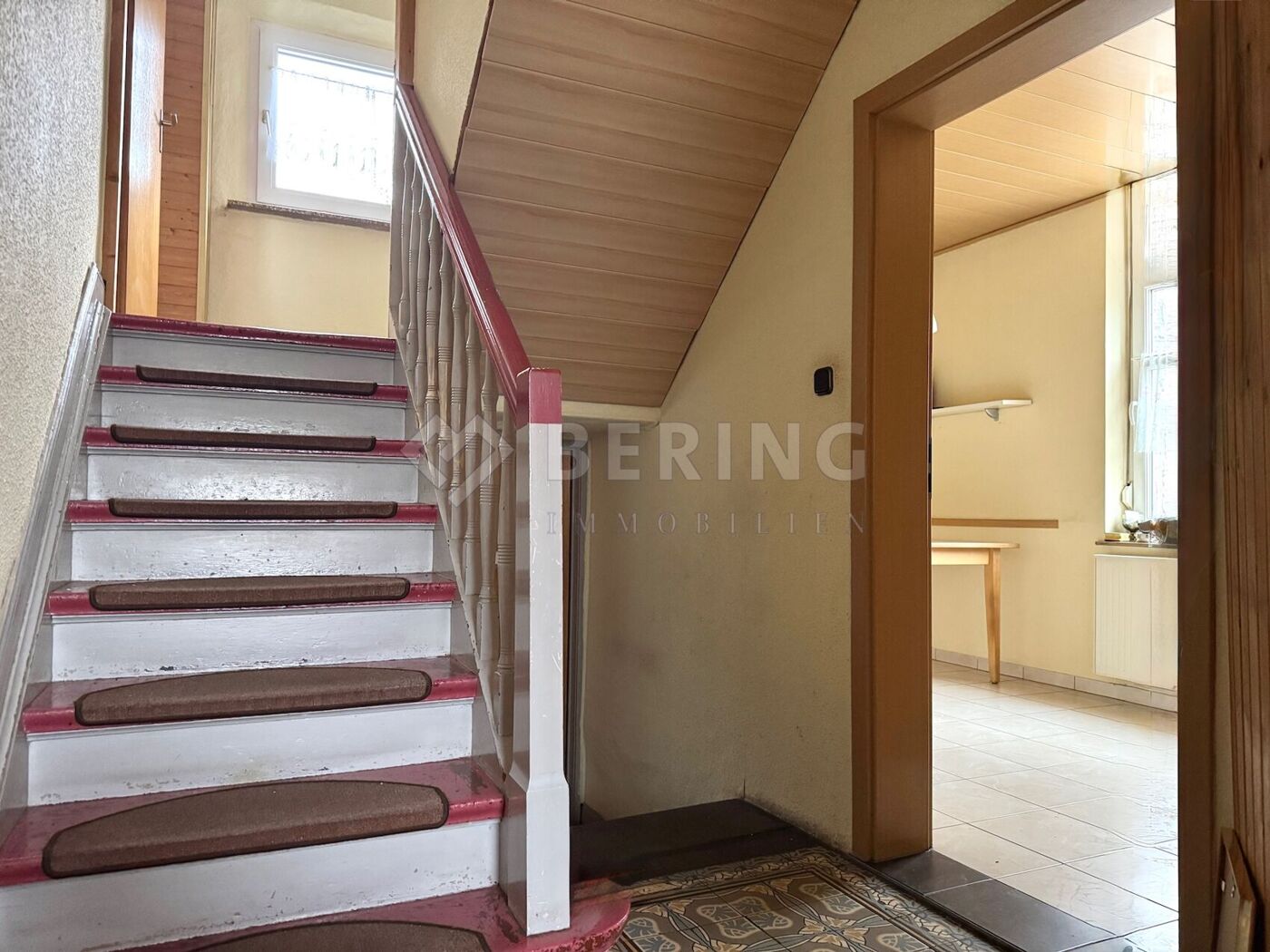 solide Holztreppe