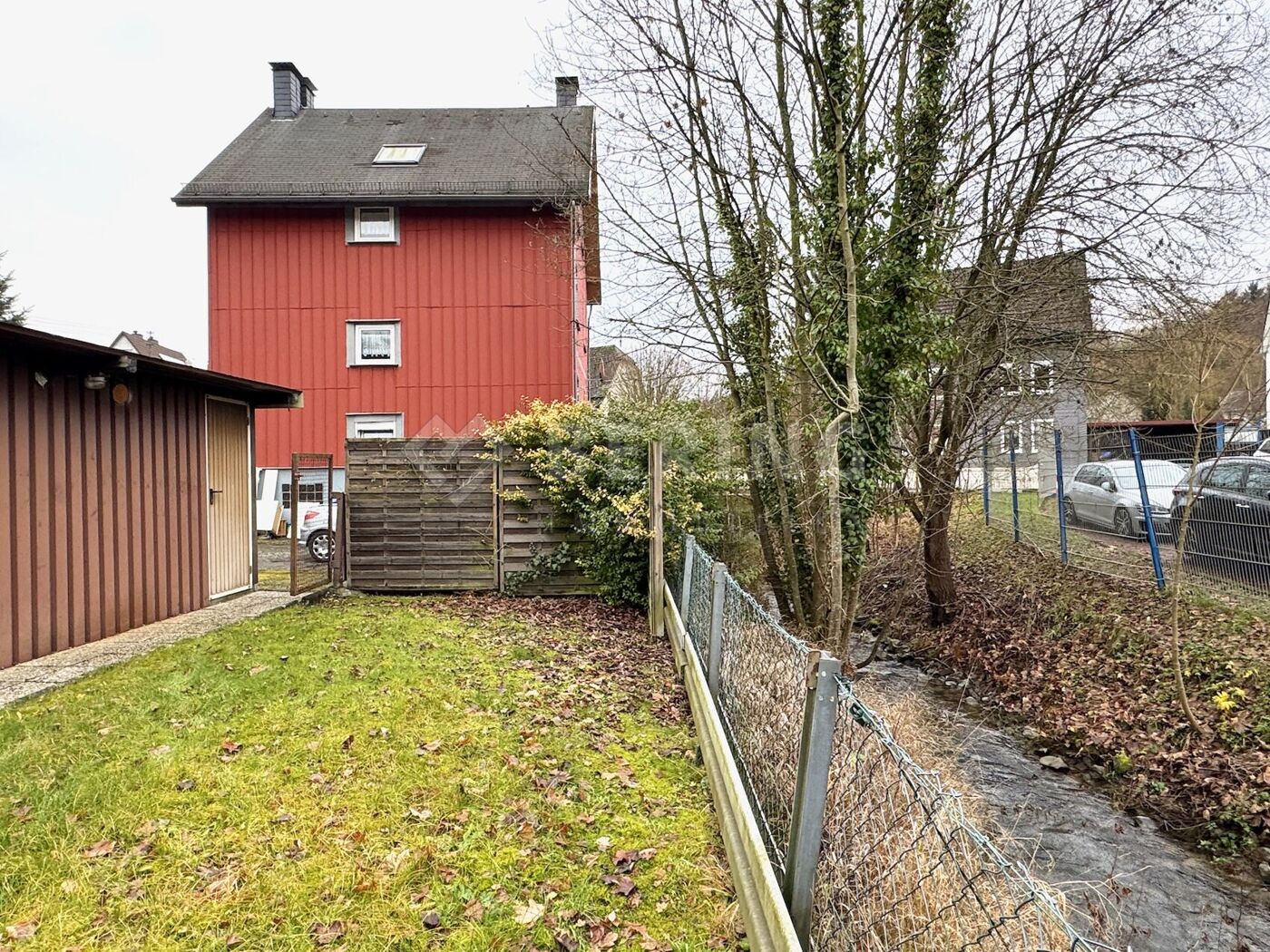 Garten mit Bachlauf