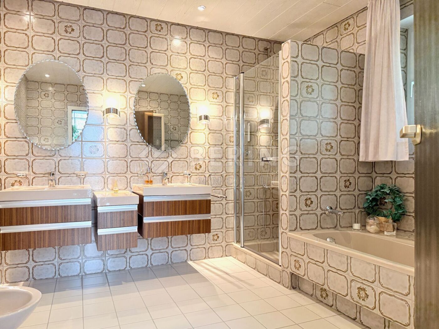 Mit Wanne und Dusche