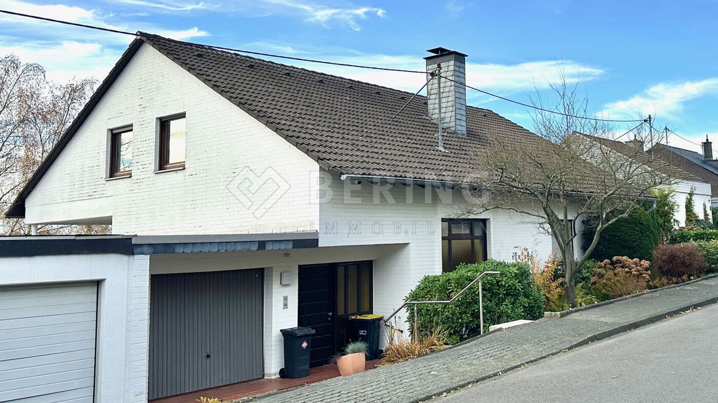Objektansicht mit Garage