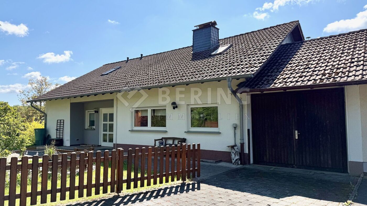 Außenansicht mit Garage