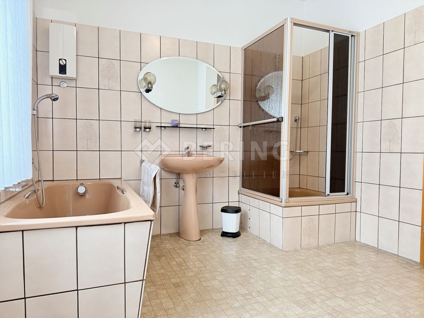 Badezimmer mit Badewanne EG