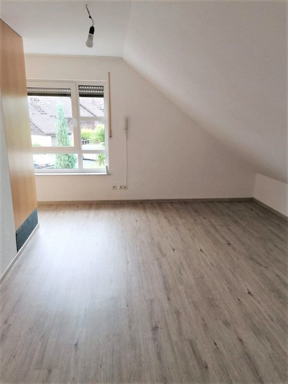 Wohn-/ Schlafzimmer m. Einbauschrank