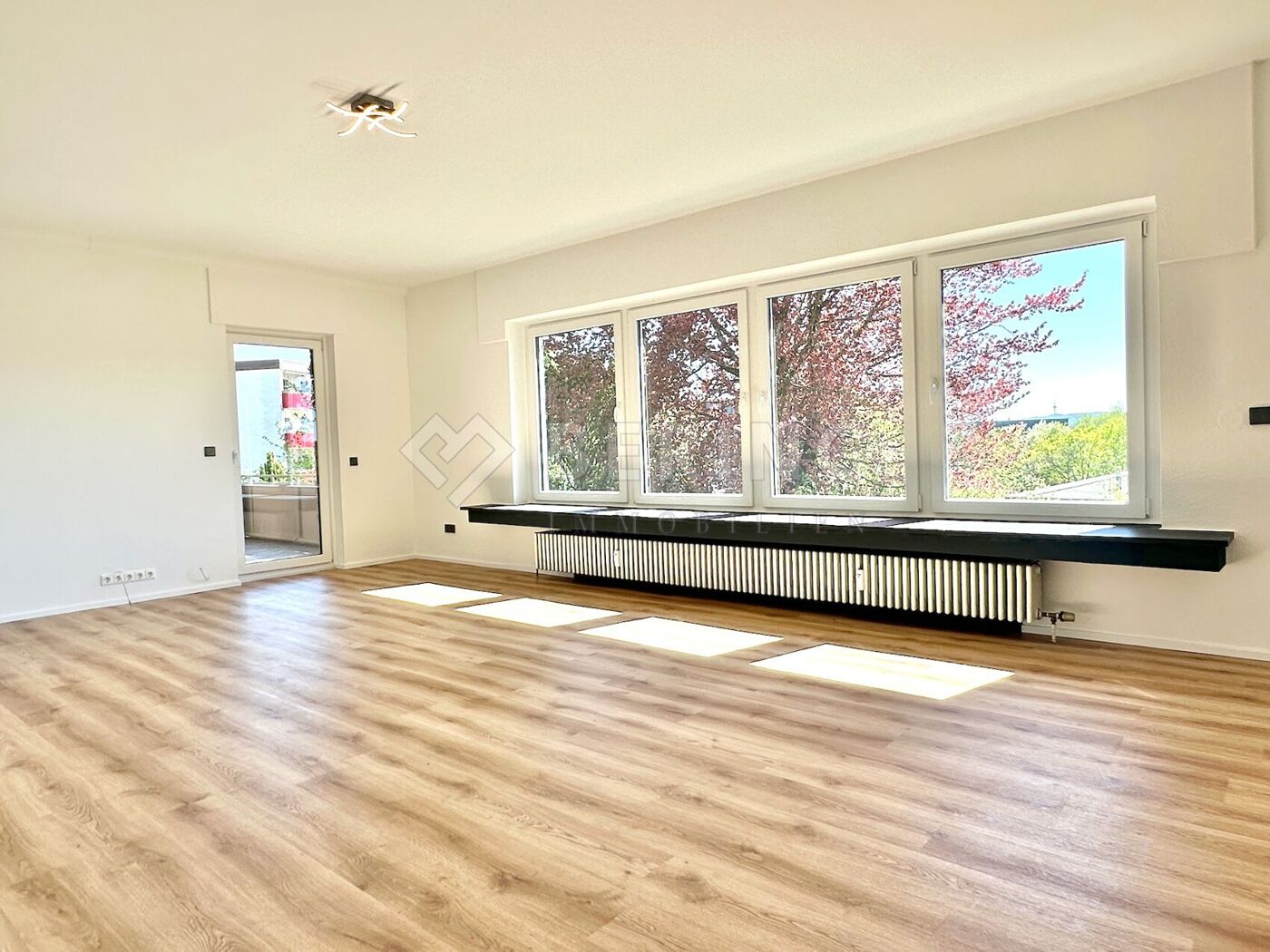 Mit Ausgang auf die Loggia