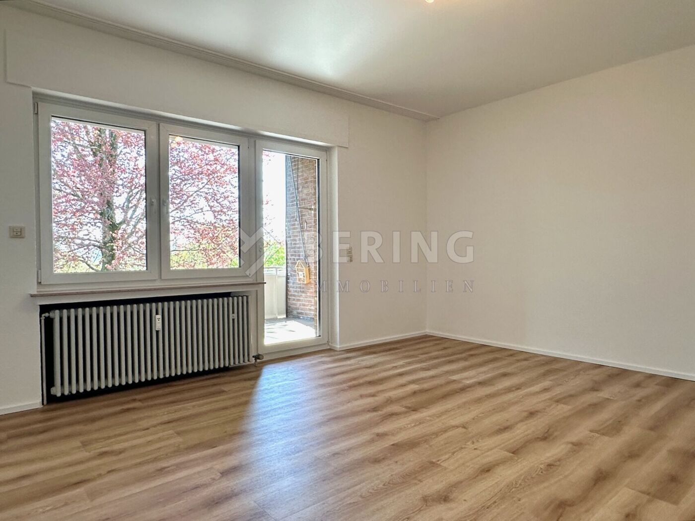 Schlafzimmer mit Ausgang auf die Loggia