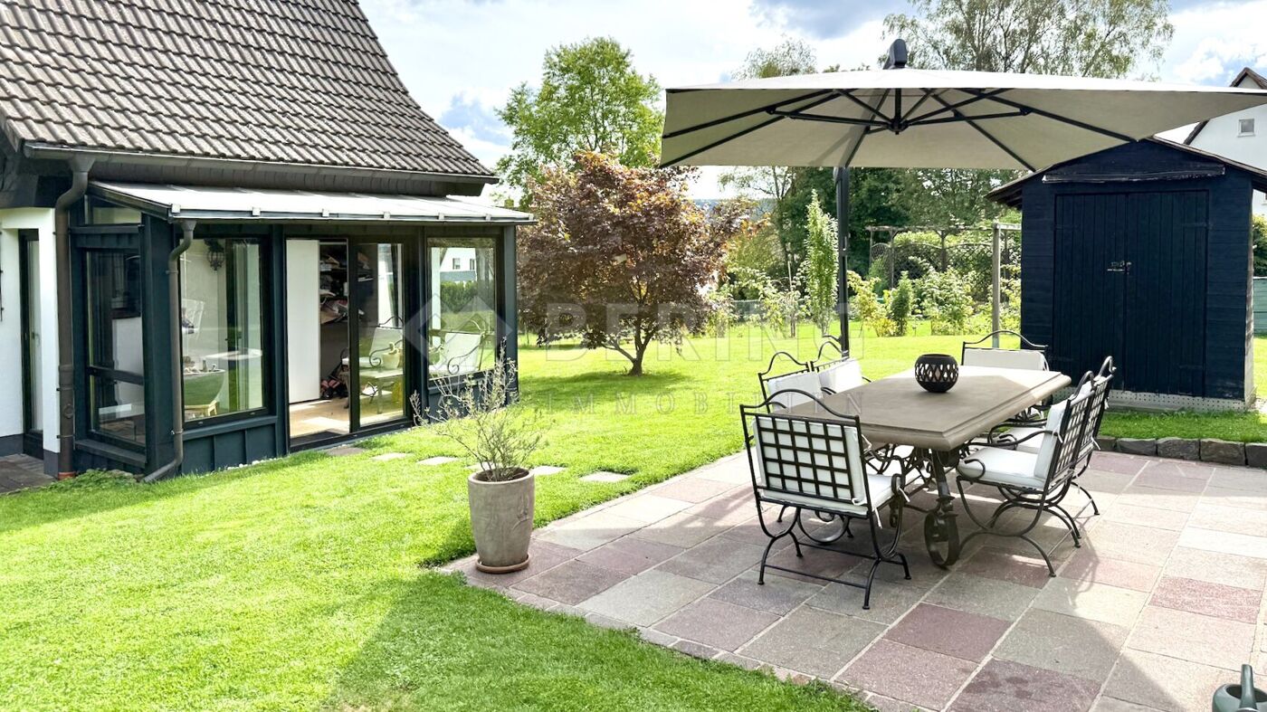 Rückansicht mit Wintergarten 
