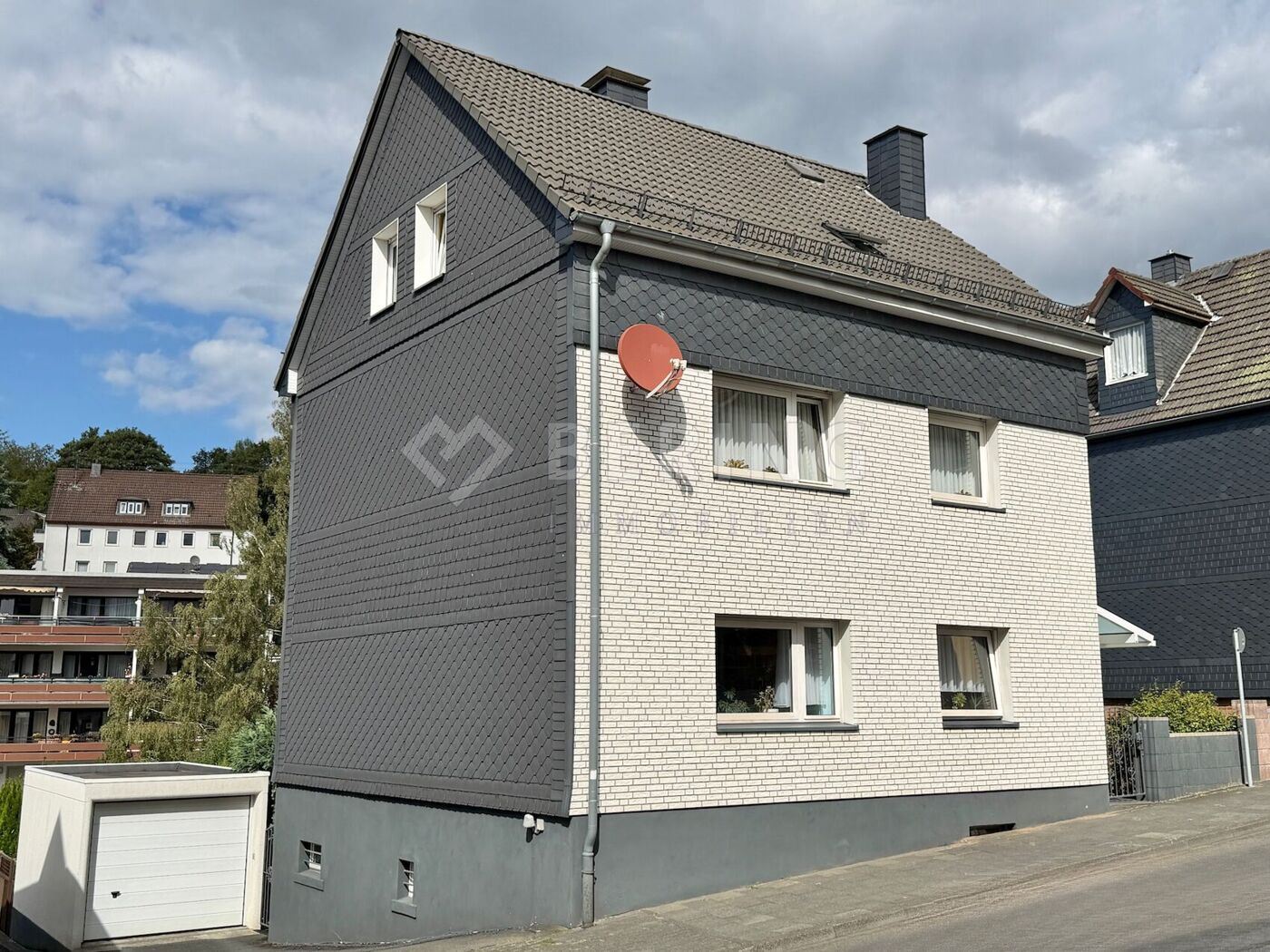Vorderansicht mit Garage 