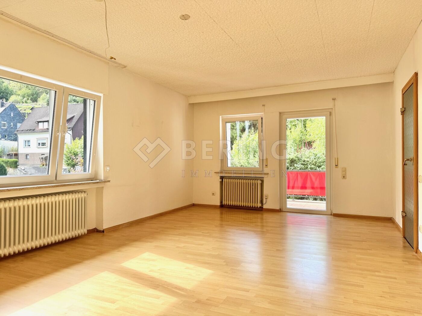 Schlafzimmer mit Ausgang auf die Loggia