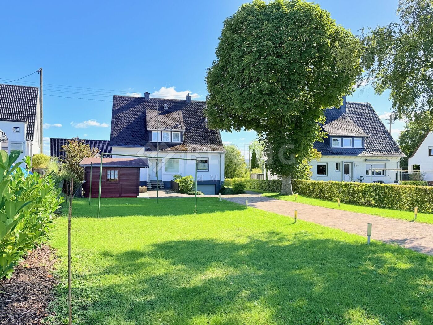 Was für ein Grundstück vorm Haus ! 
