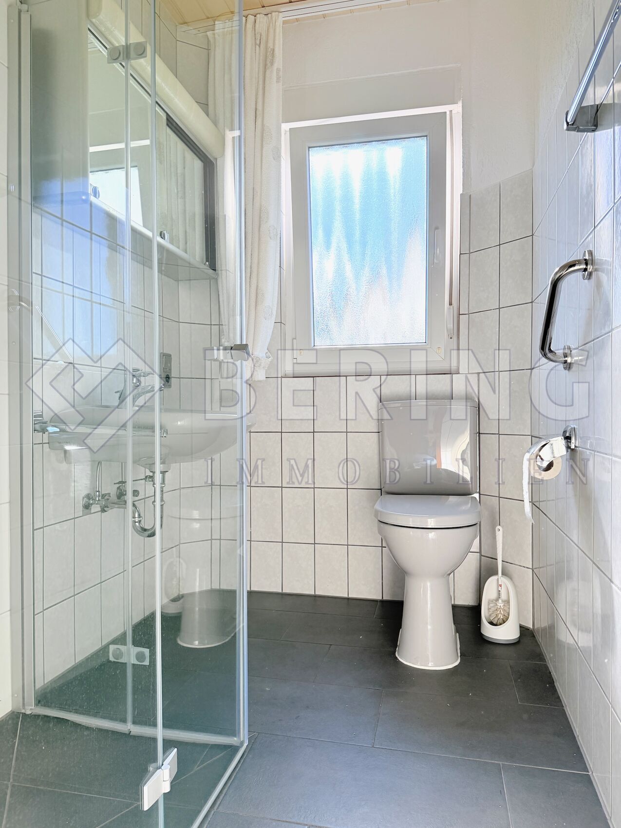 Bodengleiche Dusche, WC und Fenster