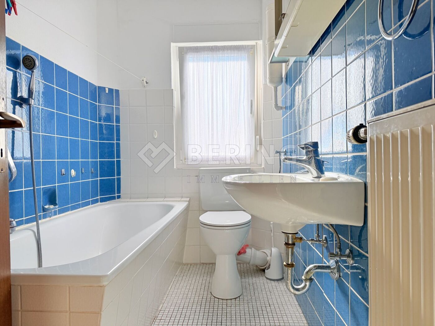 Badezimmer mit Badewanne/WC