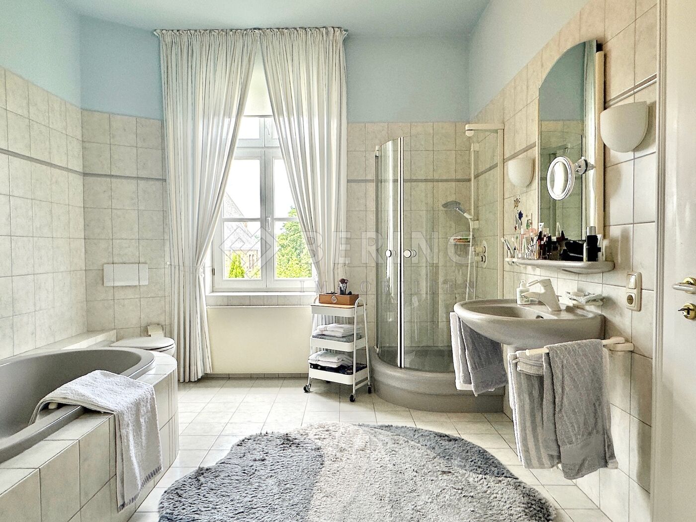 Mit Badewanne