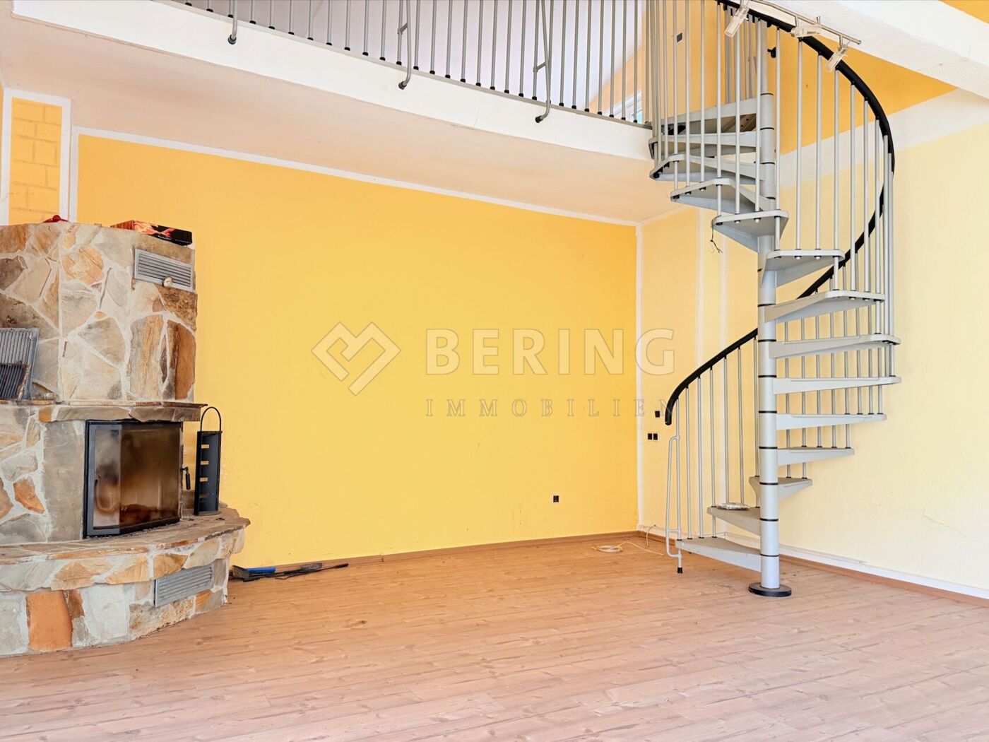 Kaminofen und Platzspartreppe zum Schlafbereich
