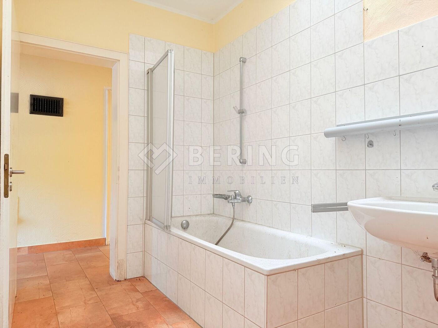 Badezimmer mit Dusche, WC und Badewanne Wohnung 1