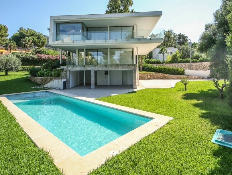 Beautiful garden and pool