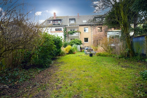 Garten mit Blick zum Haus