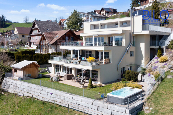 Sommeraufnahme mit offenen Pool