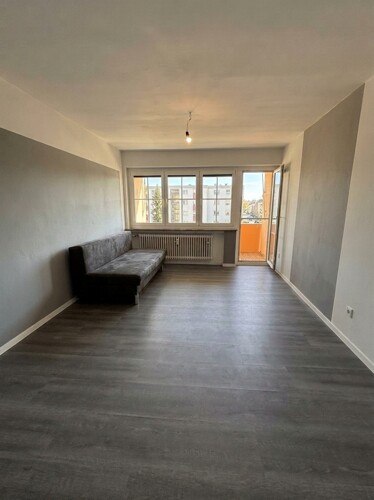 Helles Wohnzimmer mit Balkonzugang