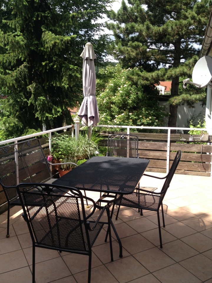 Dieses Einfamilienhaus besticht durch die Lage mit Fernsicht und Terrasse in reiner Süd/Westlage...