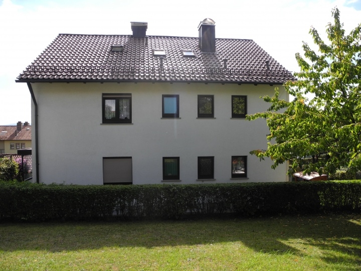 Das Zweifamilienhaus mit ausgebautem Dachgeschoss in ruhiger, sonniger Wohnlage mit grossem Garten.