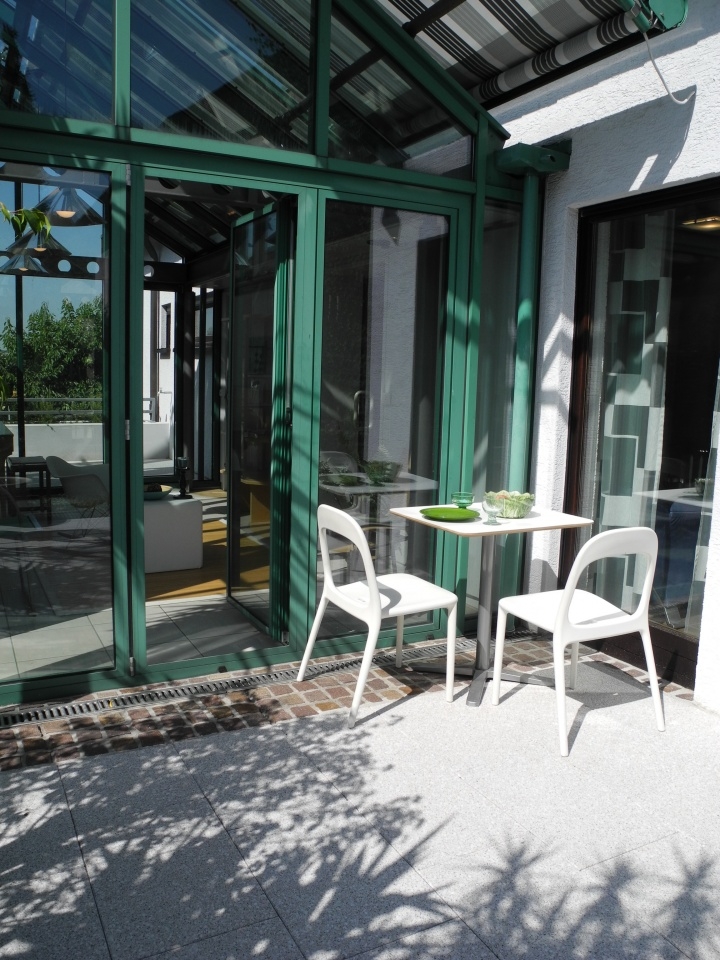 Diese  Doppelhaushälfte mit Einliegerwohnung in excellenter  Wohnlage besticht durch Grosszügigkeit.