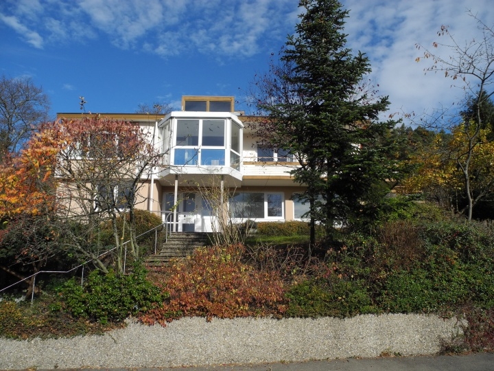 Diese Villa mit genialem Weitblick und unterschiedlichen Möglichkeiten kann Ihr Traumhaus werden.