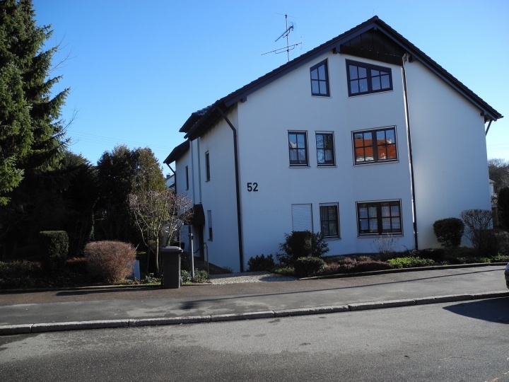 Diese charmante Etagenwohnung mit sonnigem, grossen Balkon und  TG-Stellplatz wird Sie begeistern...