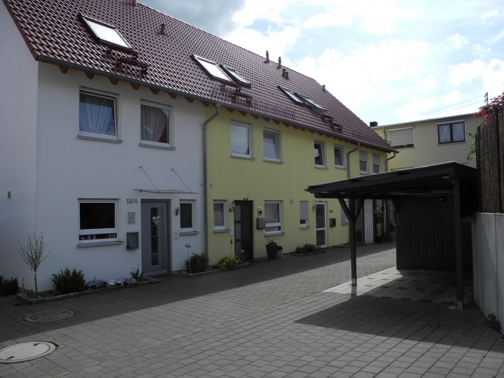 In diesem grosszügigen RMH mit schönem Garten und Garage hat eine Familie sehr viel Platz zum Wohnen