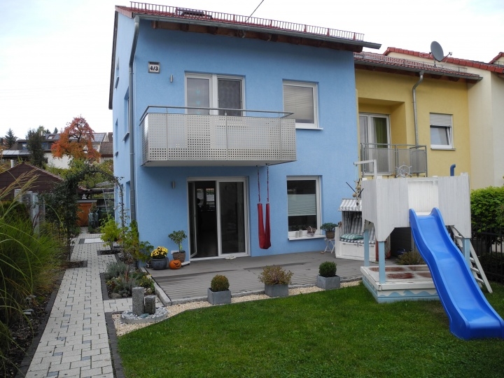 Charmantes, grosses Reiheneckhaus mit weitläufigem Garten und Carport. Das ideale Familienanwesen...