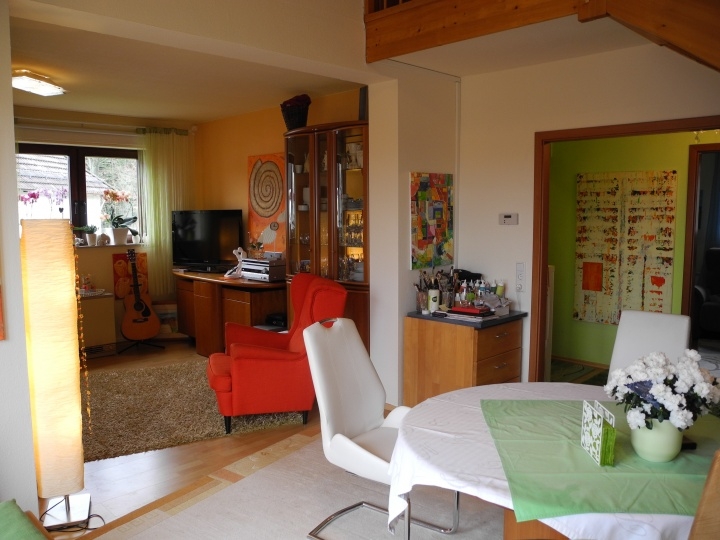 Diese charmante, modernisierte 3,5 Zimmer-Galeriewohnung mit herrlichem Weitblick erwartet Sie!