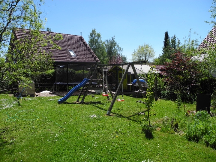 Wollten Sie schon immer grosszügig wohnen mit weitläufigem, sonnigen Garten? Hier ist Ihr Traumhaus!