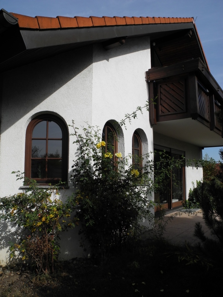 Alle Wünsche unter einem Dach. Viel Platz für die Kinder. Ruhiges Arbeiten in einem schmucken Büro