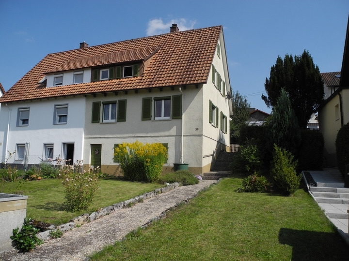 Die Doppelhaushälfte in super schöner Höhenlage auf einem sonnigen Grundstück mit zwei Garagen....