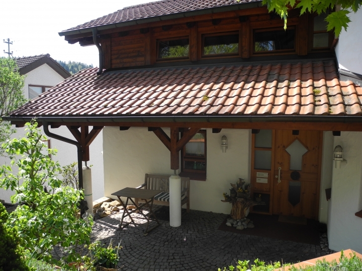 Dieses Haus setzt selbstbewusst einen Gegenpol zu den Nachbarhäusern. Das macht den Unterschied.