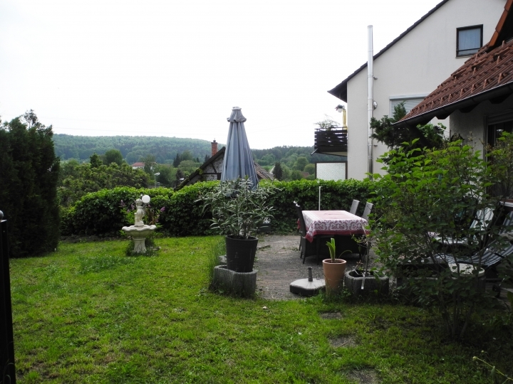 Das Wohnhaus mit grossem Garten, schönem Weitblick, Garagen und sehr viel Platz für die Familie