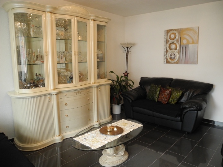 Was möchten Sie noch mehr? Super gepflegte 4 Zimmer-Wohnung und riesiger Garten für die Kinder!