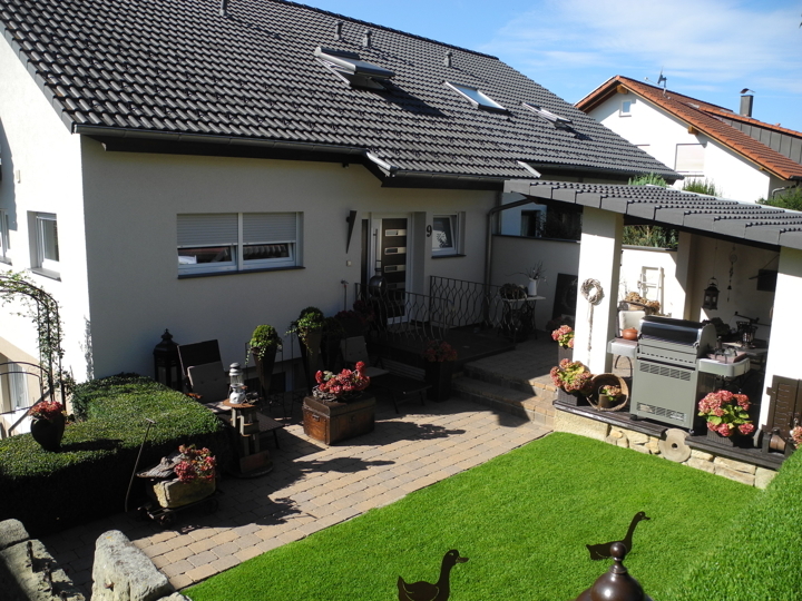 Die wunderschöne, top sanierte Liegenschaft mit herrlichem Garten, charmanter Terrasse und Weitblick