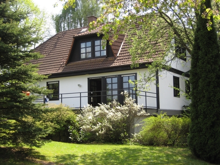 Dieses charmante Landhaus mit seinem idyllischen, weitläufigen Grundstück wird Sie begeistern