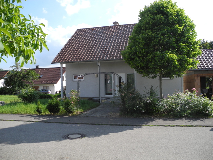 Sehr schöne Liegenschaft in ruhiger Wohnlage auf weitläufigem Grundstück mit grosser Doppelgarage