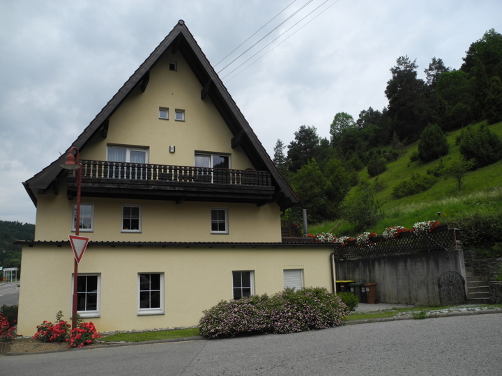 Schönes, gepflegtes Wohnhaus mit unterschiedlichen Nutzungsmöglichkeiten und vielen Parkflächen