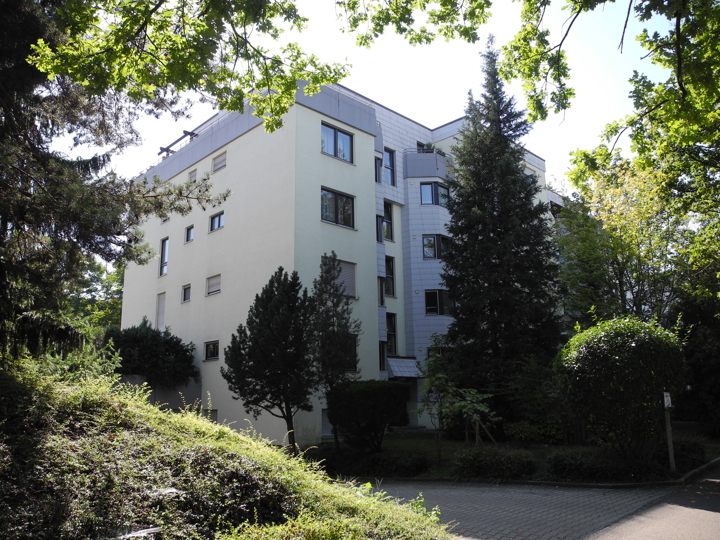 Charmante 3 - Zimmerwohnung mit sonnigem Balkon, Blick ins Grüne und einem Tiefgaragenstellplatz