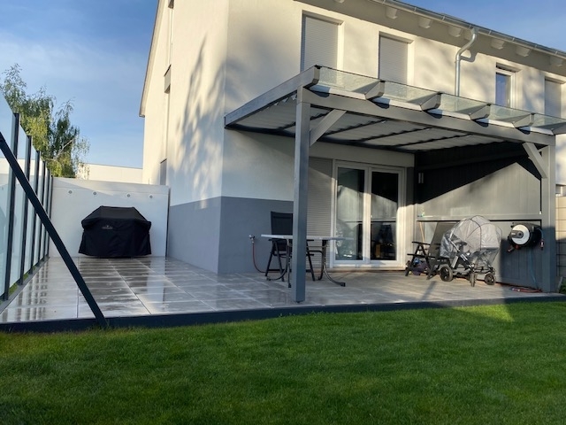 Wunderschönes Reiheneckhaus - neuwertig mit Terrasse, Garten und Garage. KfW 70 Standard