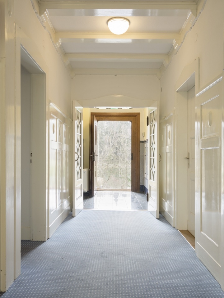 First Class. Diese repräsentative Villa setzt selbstbewusst einen Gegenpol zur Nachbarschaft. 