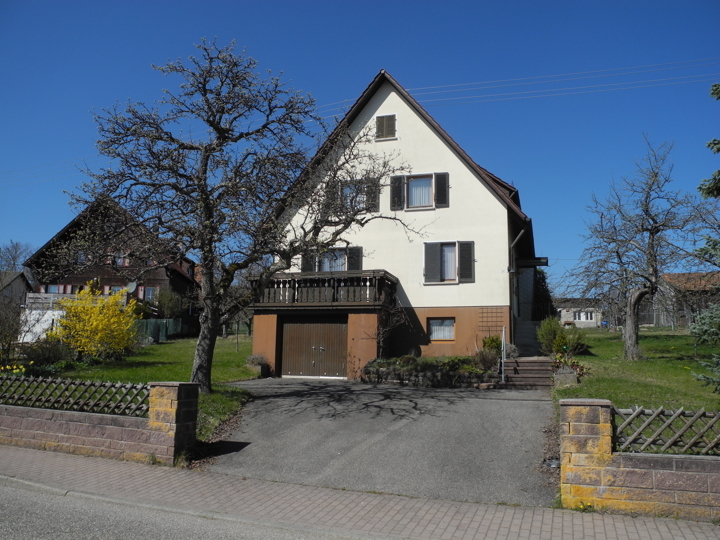 Charmante Immobilie auf weitläufigem Grundstück. Mit diesem Haus geht Ihr Traum in Erfüllung.