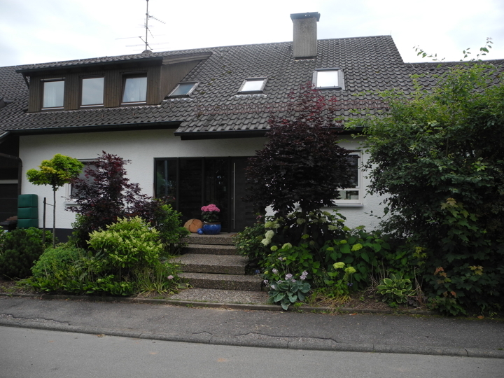 Charmantes Ein- bis Zweifamilienhaus mit ELW grosser Garage und herrlichem eingewachsenen Grundstück