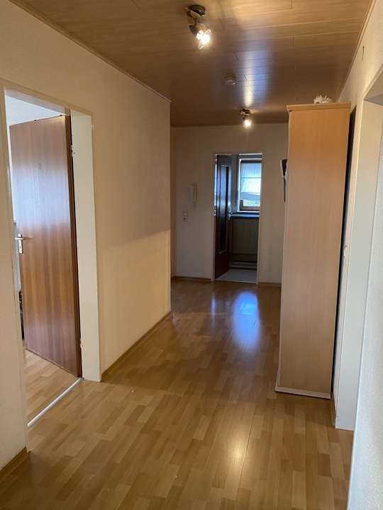 Sehr grosszügig geschnittene 3,5 Zimmerwohnung mit Garage und herrlichem Garten zum Verweilen!