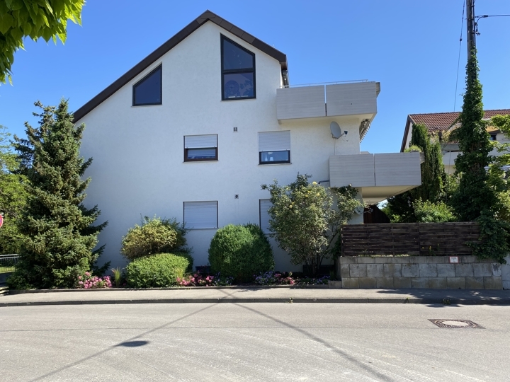 Attraktieve 3 Zimmerwohnung im Hochparterre mit TG-Stellplatz und zwei Aussenstellplätzen.