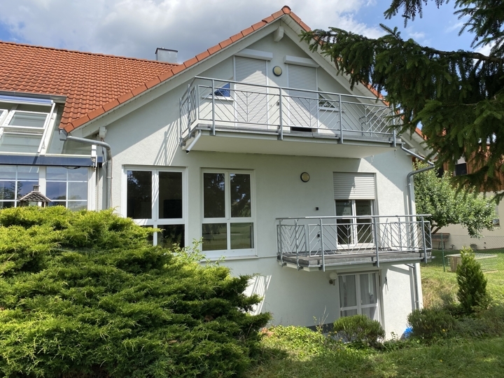 Ein- bis Dreifamilienhaus in unverbaubarer Wohnlage mit herrlichem Garten, Doppelgarage und Carport
