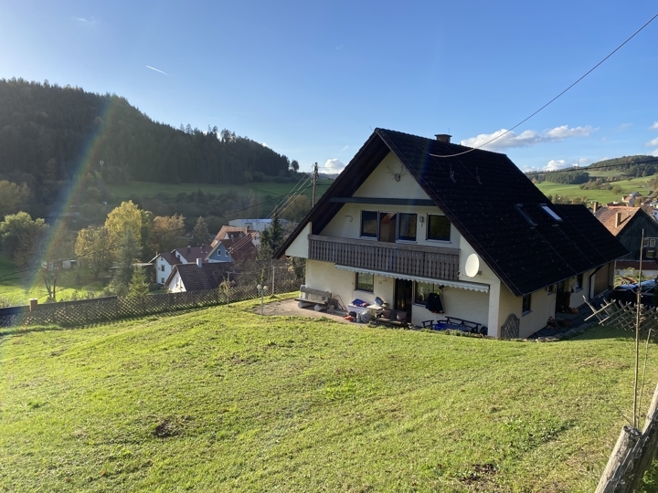 In sehr guter Wohnlage - das Zweifamilienhaus mit grossem Grundstück und herrlicher Weitsicht!