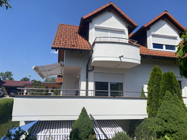 Top gepflegte neuwertige Doppelhaushälfte mit Einliegerwohnung, Garage und sehr schönem Garten.